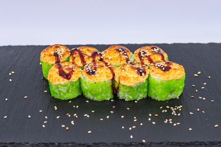 Запеченный калифорния с мидиями