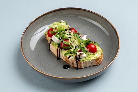 Брускетта с авокадо и сыром моцарелла