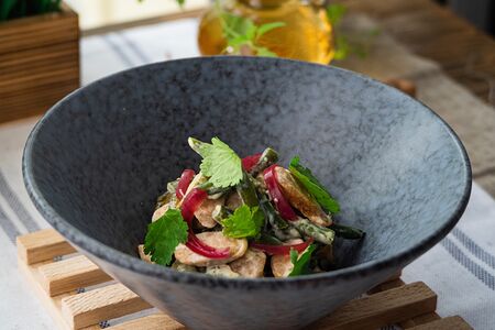 Салат с куриными колбасками