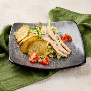 Салат Цезарь с куриной грудкой