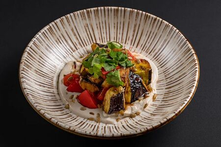 Салат с хрустящим баклажанами