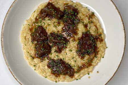 Орзо с щекой и вялеными томатами