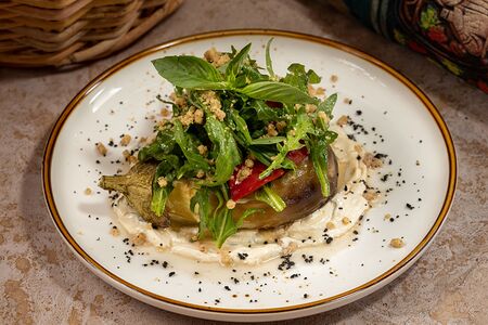 Запечённый баклажан с томатами, рукколой, орехами и кунжутным хумусом 