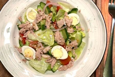 Салат из свежих овощей с тунцом 