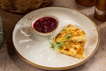 Сыр, жаренный в меде с брусничным соусом