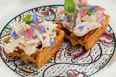 Картофельные вафли с крабом и спайси 