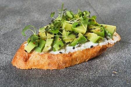 Брускетта с авокадо 