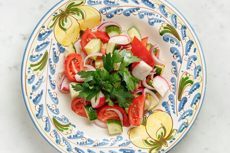 Салат из свежих овощей с оливковым маслом