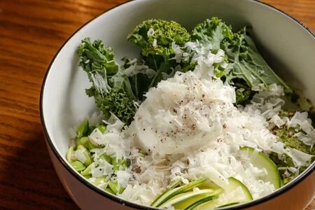 Боул с зеленой гречей, яйцом пашот, эдамаме