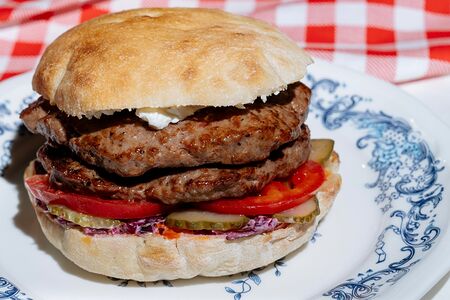 Бургер Плескавица с двойной котлетой в булочке