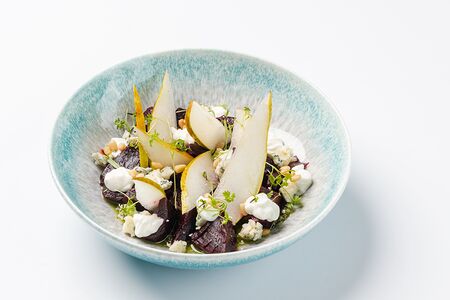 Подкопчённая свекла с грушей и сыром дорблю