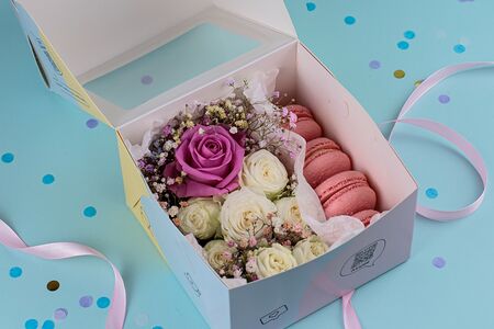 Макаронсы с гипсофилой и розами Аваланж