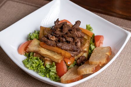 Теплый салат с говядиной