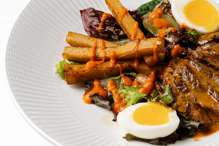 Фирменный салат со стейком Филе миньон