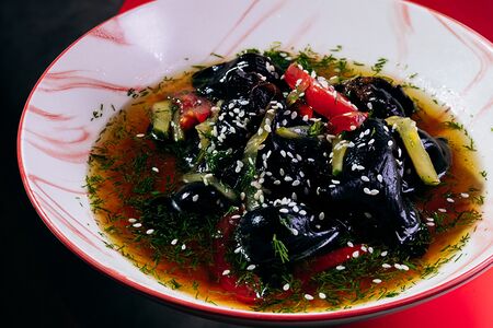 Холодный бульон мури с грибами муэр