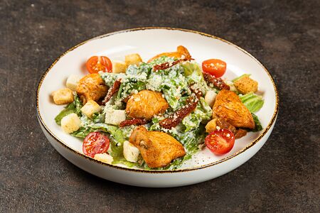 Цезарь с куриной грудкой гриль