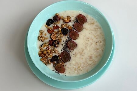 Овсяная каша с ягодами, гранолой и маком 