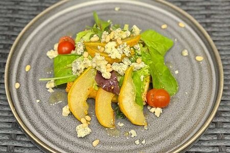 Сырная вафля с грушей и горгонзолой