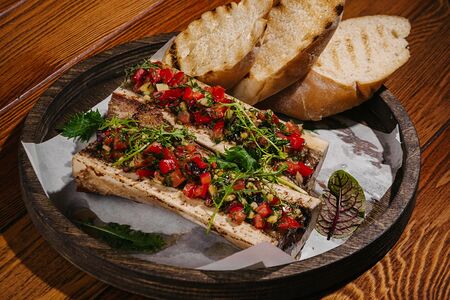 Мозговая кость, томатная сальса 