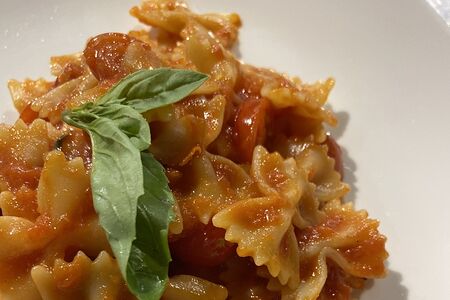 Спагетти с помидором и базиликом