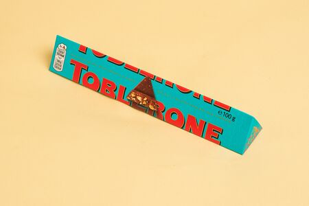 Молочный шоколад Toblerone Almond Crunchy 
