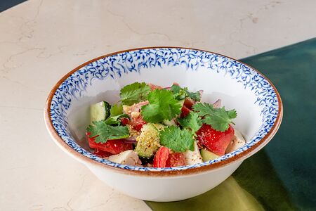 Салат из розовых томатов с рассольным сыром