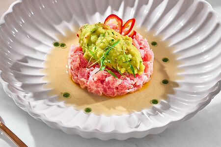 Тартар из тунца с авокадо и Айоли с мисо