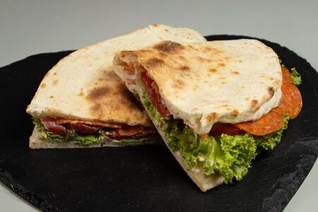 Сэндвич Курица с охотничьими колбасками