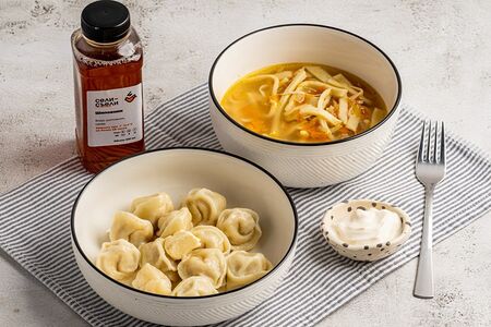 Куриные пельмени с домашней лапшой, сметаной и напитком