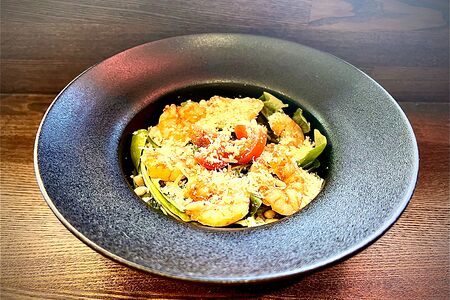 Салат руккола с креветками