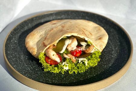 Пита с курицей и соусом гарам масала 