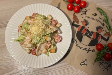 Салат Цезарь с креветками или курицей на выбор