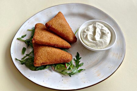 Сыр жареный с соусом Тартар