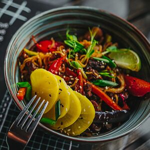 WOK со свининой и вешенками