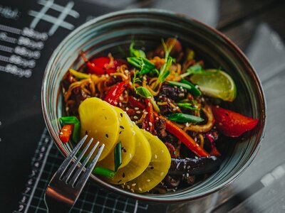 WOK со свининой и вешенками