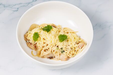 Спагетти с курицей и грибами