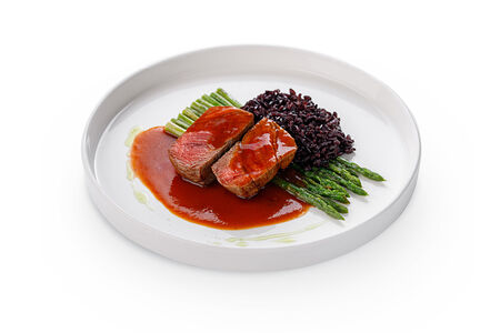 Медальоны из говядины со спаржей и чёрным рисом