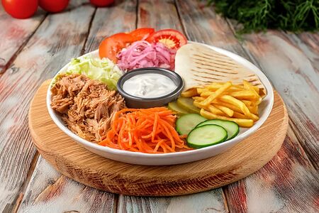 Шаверма классическая на тарелке