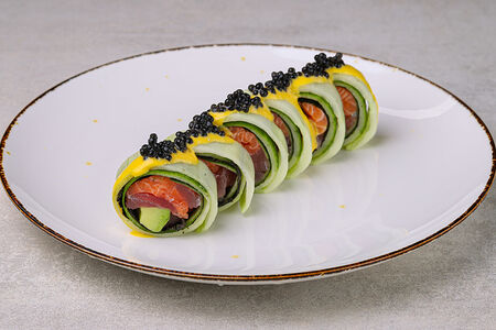 Ролл в огурце с лососем и тунцом