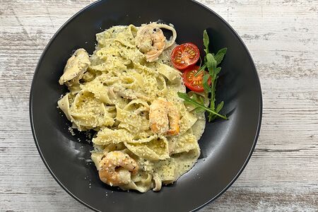 Паста с морепродуктами и соусом песто