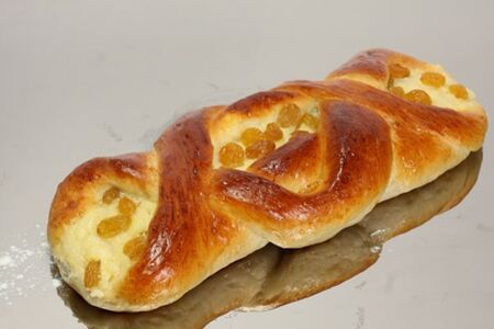 Булочка с изюмом и творогом