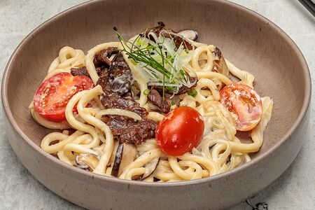 Яки удон с говядиной в сливочном соусе