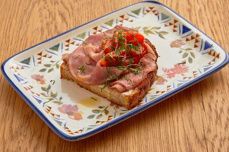 Брускетта с телятиной, печеными перцами и трюфельным кремом 