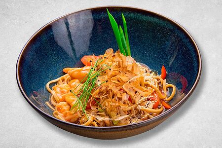 Удон с креветками и стружкой тунца