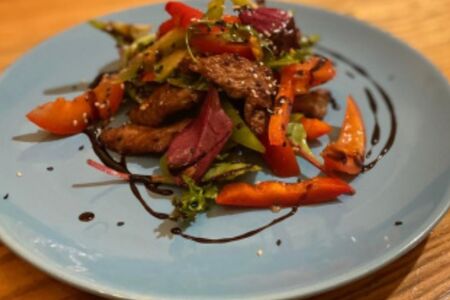 Теплый салат с говядиной