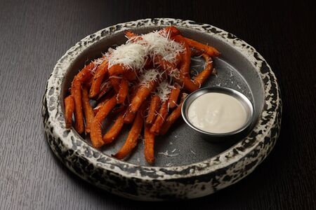 Батат фри с трюфельной пастой, пармезаном и соусом Дорблю