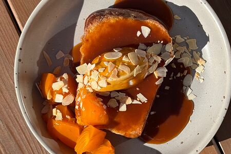 Френч-тост с маскарпоне, сезонными ягодами и соленой карамелью