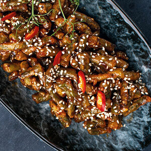 Жареная фасоль с соусом из чили и медом