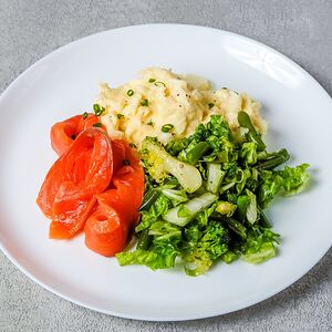 Скрембл с лососем и зеленым салатом песто 