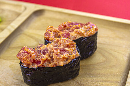 Острые суши с тунцом